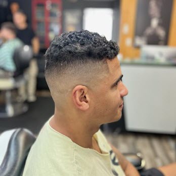 Coupe de cheveux dégradée à zéro pour un style moderne et net