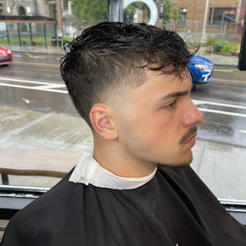 Coupe de cheveux dégradée à zéro pour un style moderne et net